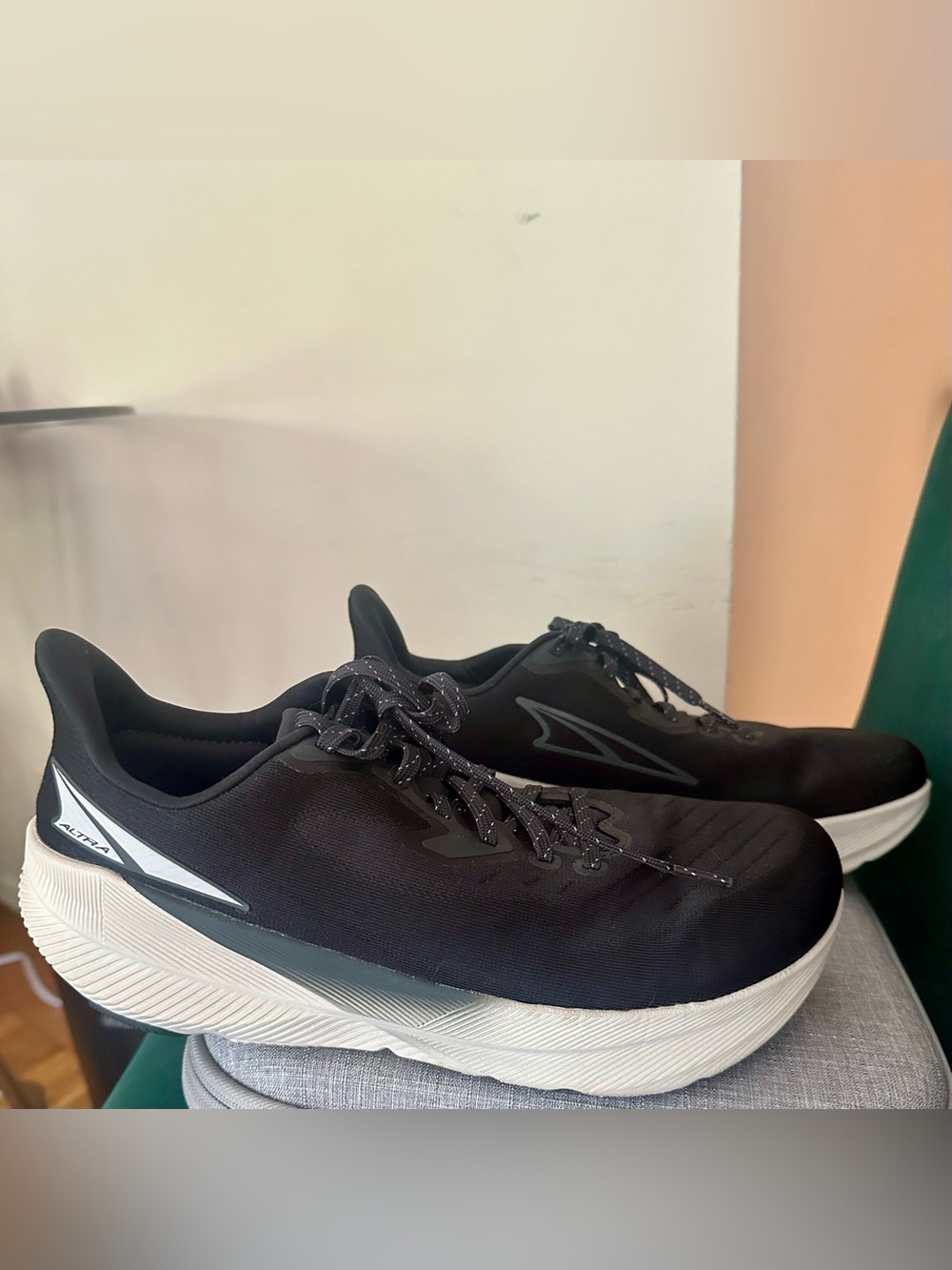 Black Altra Experience Flow 2 Running Shoes with white sole-Size 8.5 men’s